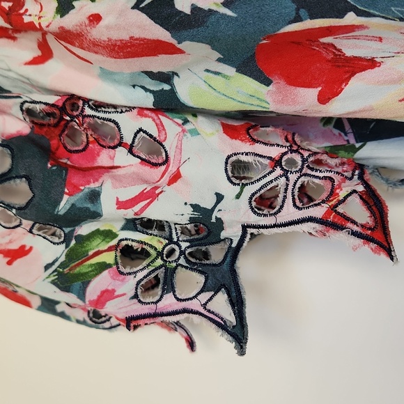 Cute, Floral Blouse - Picture 5 of 7